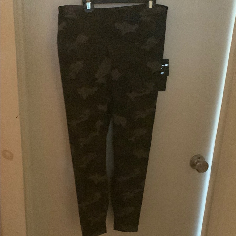 NWT90° degrees by reflex, ladies CAMO PRINT leggings ANKLE LENGTH HI RISE